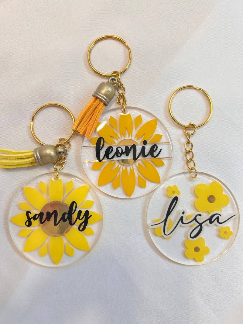 Personalisierte Acryl Schlüsselanhänger - Sonnenblumen, Gänseblümchen Personalisierbarer Anhänger Geschenke- Bessondere Anlässe von StudioReinDE