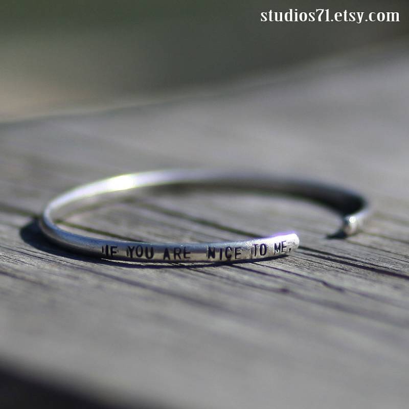 Personalisierte Sterling Silber Wort Armband Hand Gestempelt Nachricht, Zitat, Name Personalisierte Sterling Silber Wort Armband Hand Gestempelt Nachricht, Zitat, Name von StudioS71