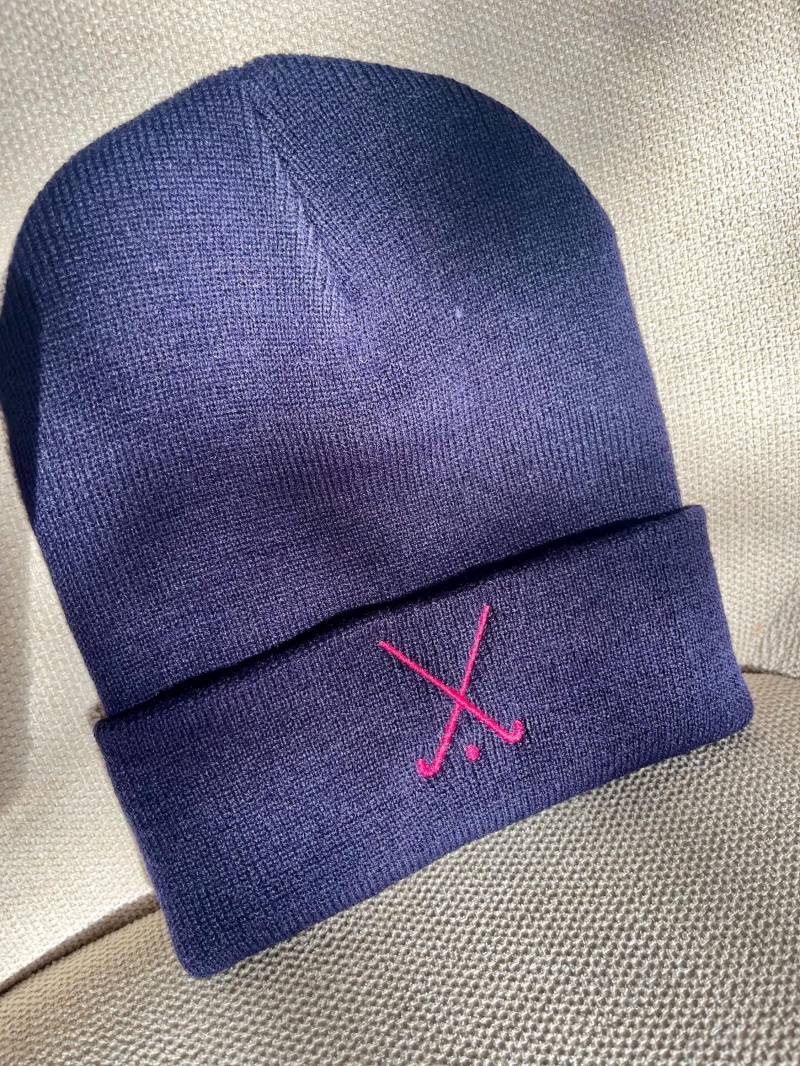 Hockey, Feldhockey Beanie in Navy Mit Stickerei Pink, Gekreuzte Schläger von StudioSaltHy