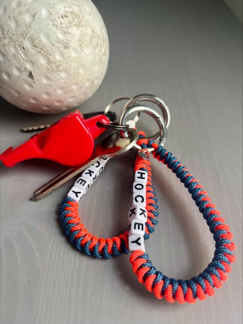 Hockey Schlüsselanhänger, Personalisierbar, Handgefertigt Aus Hochwertigen Materialien, Feldhockey, Unihockey, Eishockey, Name Hockey Schlüsselanhänger, Personalisierbar, Handgefertigt Aus Hochwertigen Materialien, Feldhockey, Unihockey, Eishockey, Name von StudioSaltHy