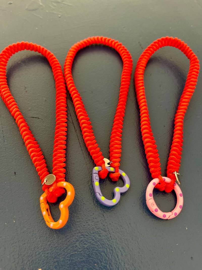 Taschenanhänger, Schlüsselanhänger, Handykette Neon Rot/Orange Handgefertigt Aus Hochwertigen Materialien, Geschenk, Must-Have Im Frühling Taschenanhänger, Schlüsselanhänger, Handykette Neon Rot/Orange Handgefertigt Aus Hochwertigen Materialien, Geschenk, Must-Have Im Frühling von StudioSaltHy