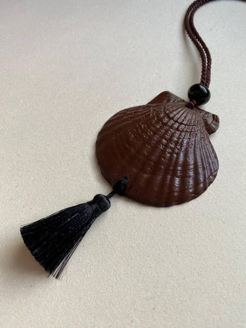 Brown Shell & Tassel Necklace - Quastenkette Seide Silk Minimalistisch von StudioSolcito
