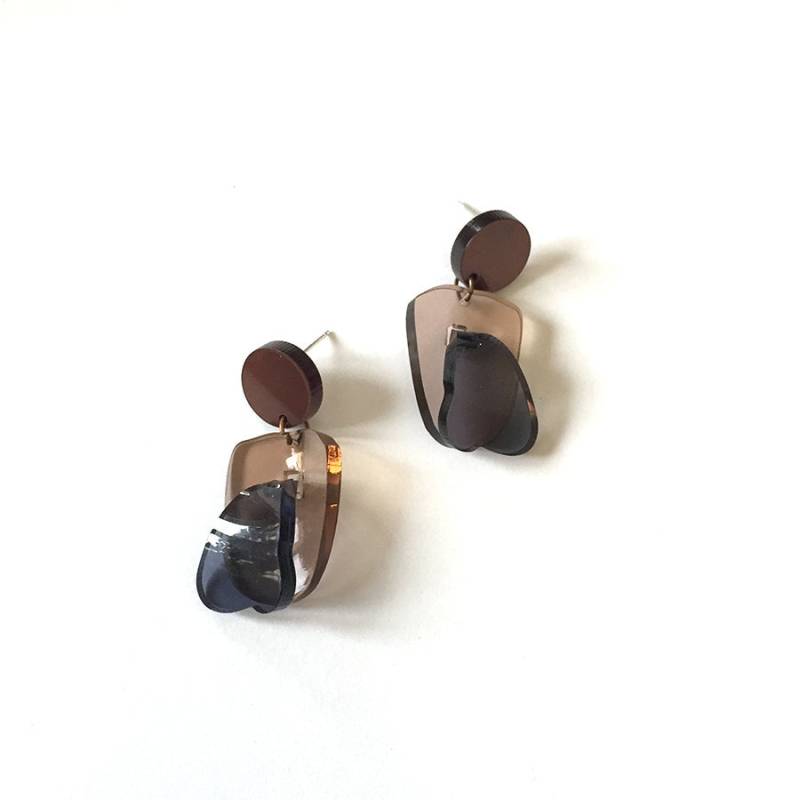 Ohrringe Aus Plexiglas Transluzentes Abstraktes Herz-Inlay in Verschiedenen Farben Erhältlich Silberner Stiel Originales Schmuckstück von StudioSophieTam