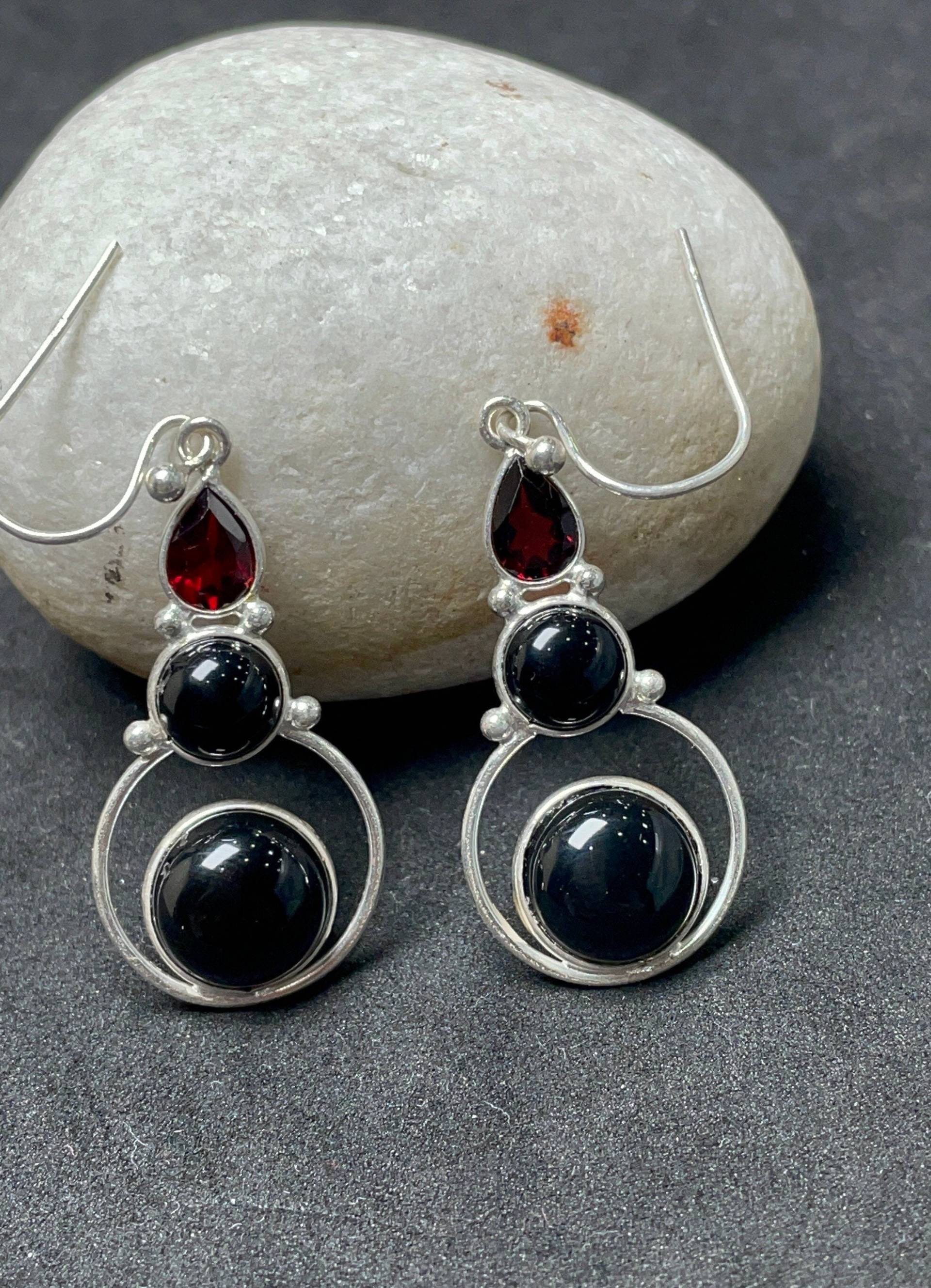 Natürliche Schwarze Onyx Mit Granat Silber Ohrringe - 925 Massiv Sterling Ohrringe-Runde Form Geschenkidee - Handgemachter Schmuck Hochzeitsschmuck von StudioSuramya