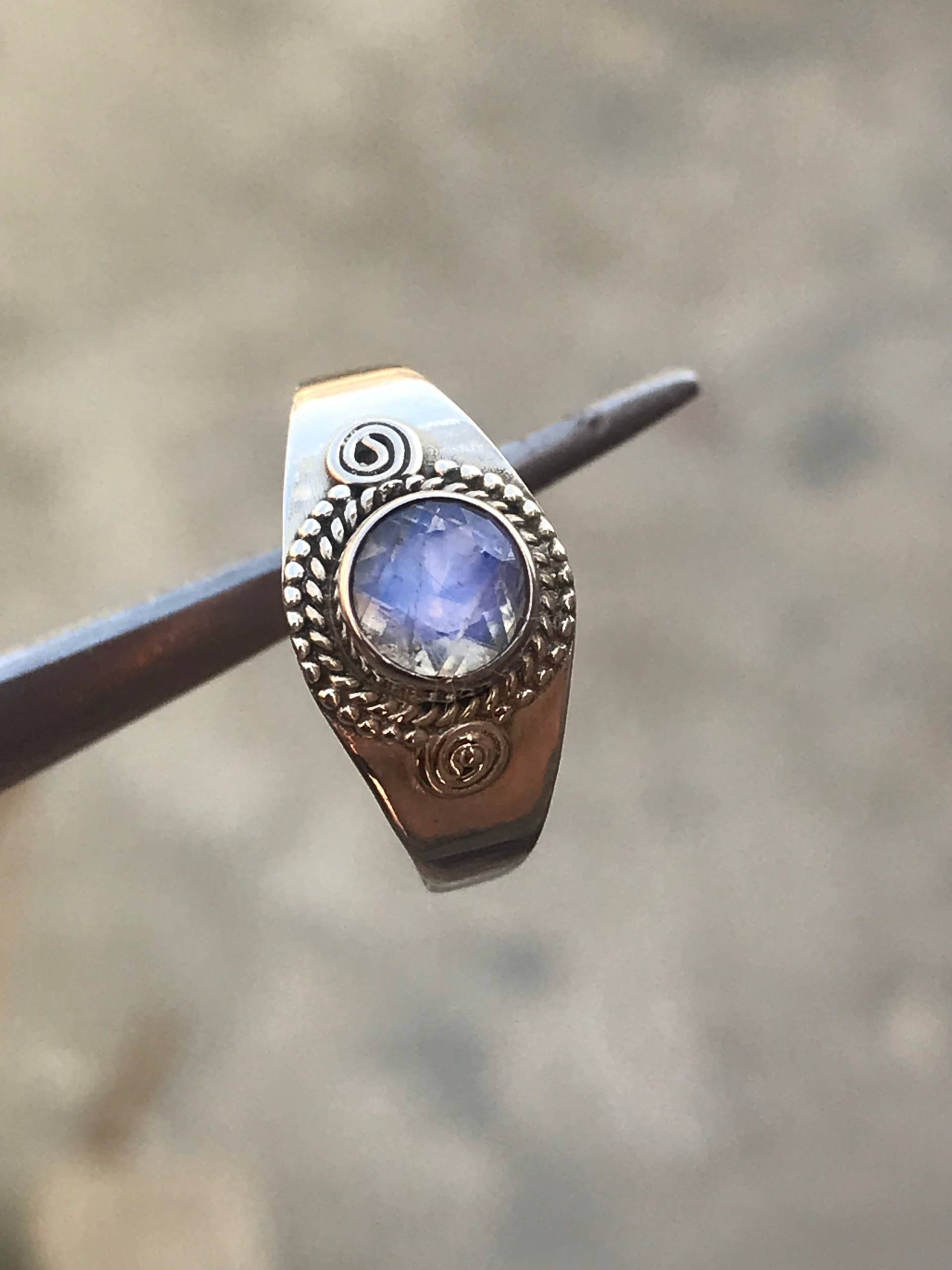 Regenbogen Mondstein Ring, Edelstein Sterling Silber Boho Frauen Statement Handgemachte Ring Regenbogen Mondstein Ring, Edelstein Sterling Silber Boho Frauen Statement Handgemachte Ring von StudioSuramya