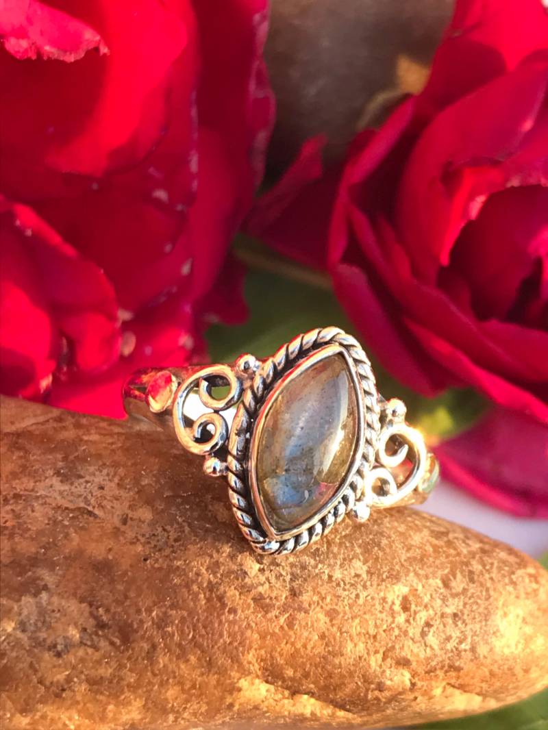 Wunderschöner Labradorit Ring, Silberring, Statement Boho Rohedelstein Designer Damenring von StudioSuramya