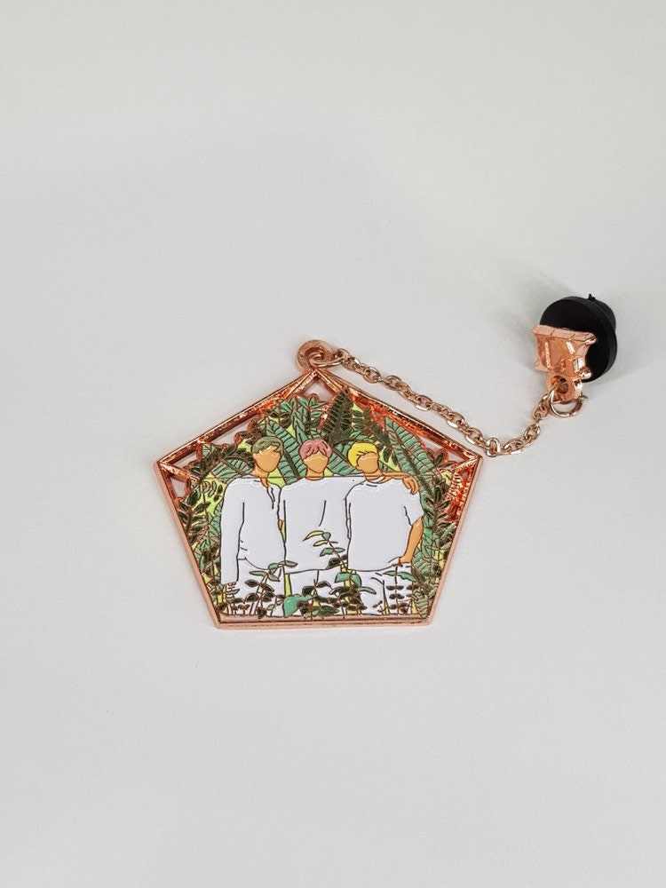 Instock ; Bts Saison Grüße 2019 Emaille Pin von StudioTeardrop