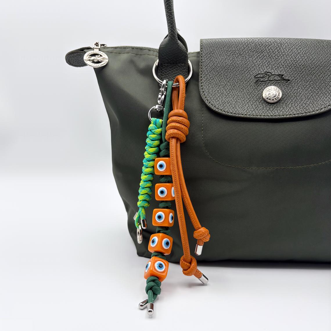 Evil Eye Paracord Taschenanhänger Handgefertigter Schlüsselanhänger Aus Leder Mit Karabiner Evil Eye Paracord Taschenanhänger Handgefertigter Schlüsselanhänger Aus Leder Mit Karabiner von StudioTempleTrash