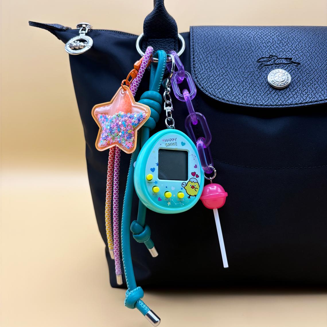 Türkiser Paracord Schlüsselanhänger Retro Tamagotchi & Candy Anhänger Türkiser Paracord Schlüsselanhänger Retro Tamagotchi & Candy Anhänger von StudioTempleTrash