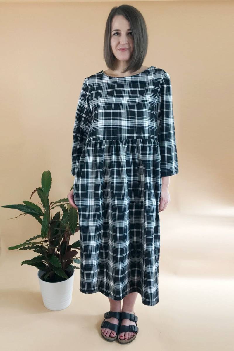 Handgefertigtes Midi Schottenkaro Hängerchen Kleid Mit Taschen Schwarz Weiß Einfarbig Uk4-26 von StudioVSM