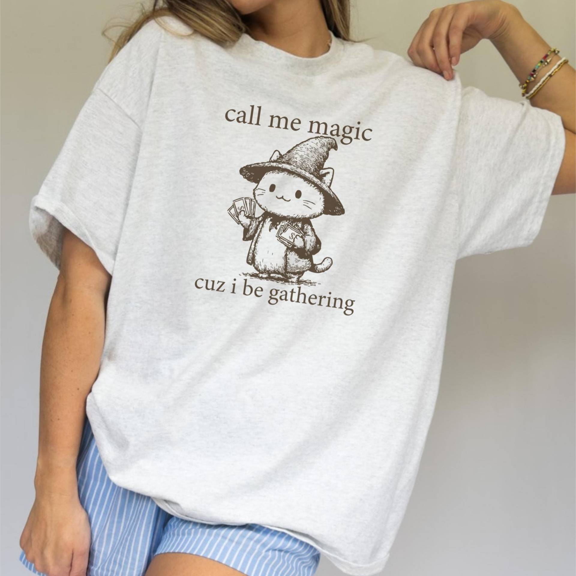 Call Me Magic T-Shirt Unisex, Witziges Meme Shirt, Cuz I Be Gathering Katze Weirdcore Shirt, Sarkastisch Spruch, Chaotic 90S Shirt von StudioVenusDE