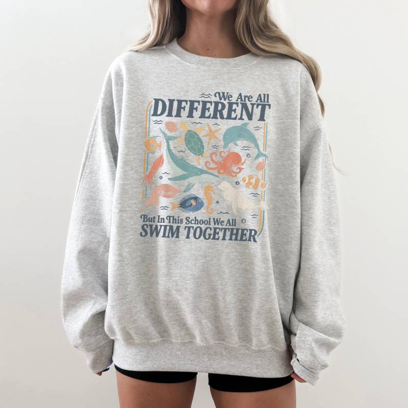 Retro We Are All Different Swim Together Sweatshirt Unisex, Lehrer Pullover Back To School, Inklusion Meer Animal, Teacher Appreciation Sweater von StudioVenusDE
