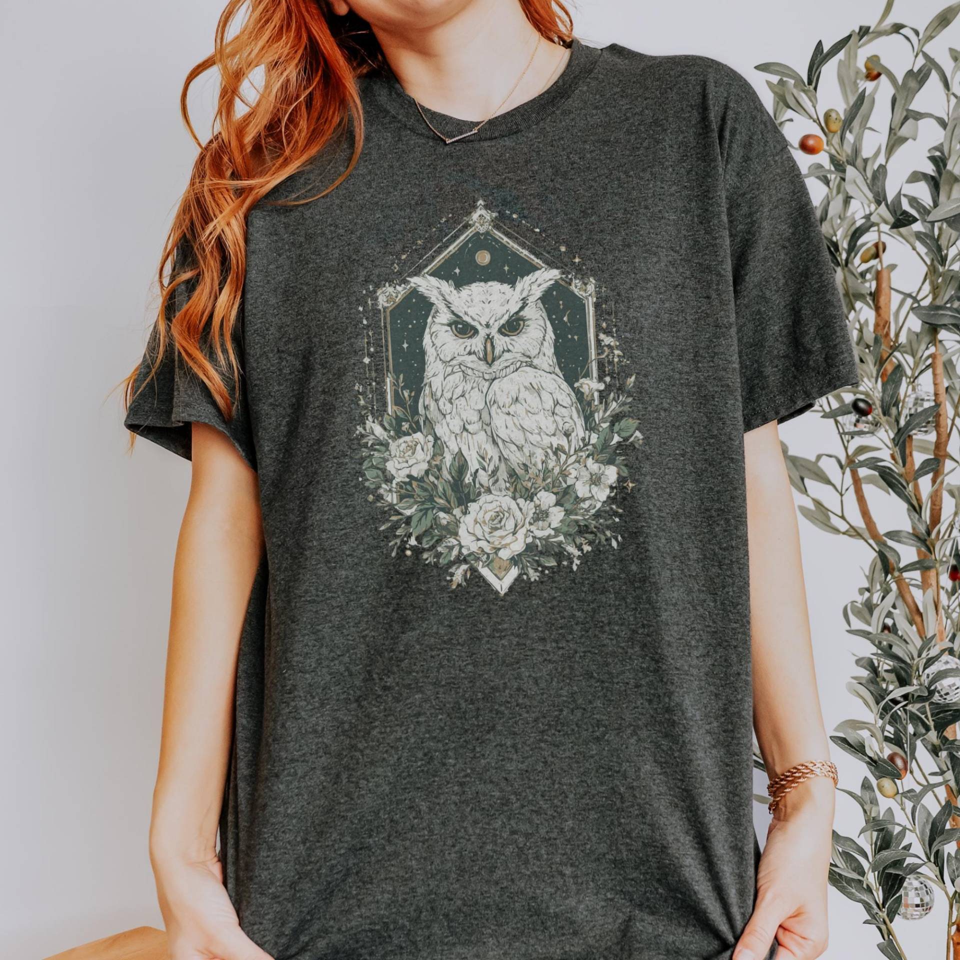 Süß Goblincore Tshirt Eule Witchy Whimsigoth T-Shirt Celestial Fairycore Dark Cottagecore Shirt Schneeeule Natur Ästhetik Herbst von StudioVenusDE