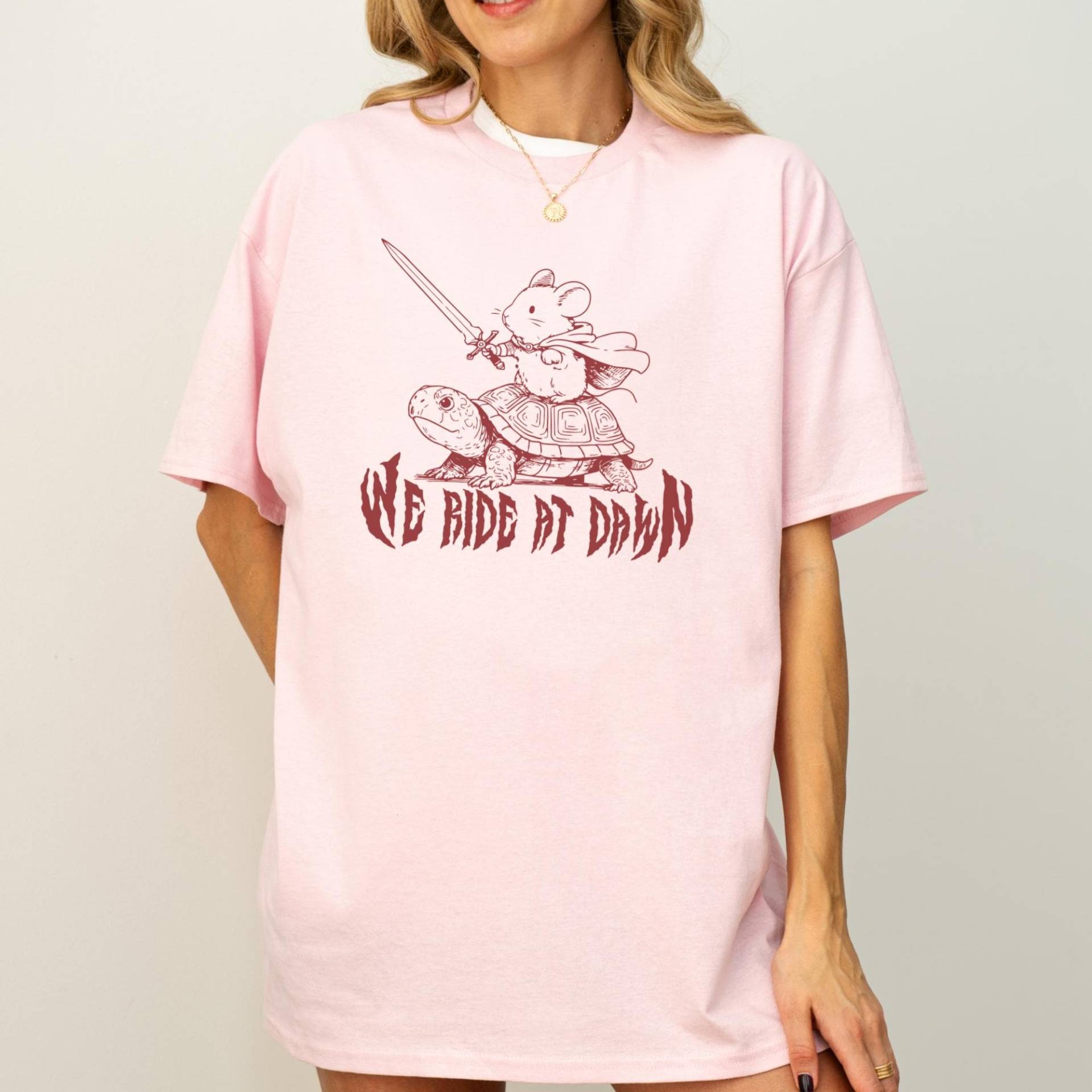 We Ride At Dawn T-Shirt Unisex, Witziges Meme Shirt, Maus Mit Schildkröte Weirdcore Shirt, Sarkastisch Spruch, Chaotic 90S Shirt Metal Style von StudioVenusDE