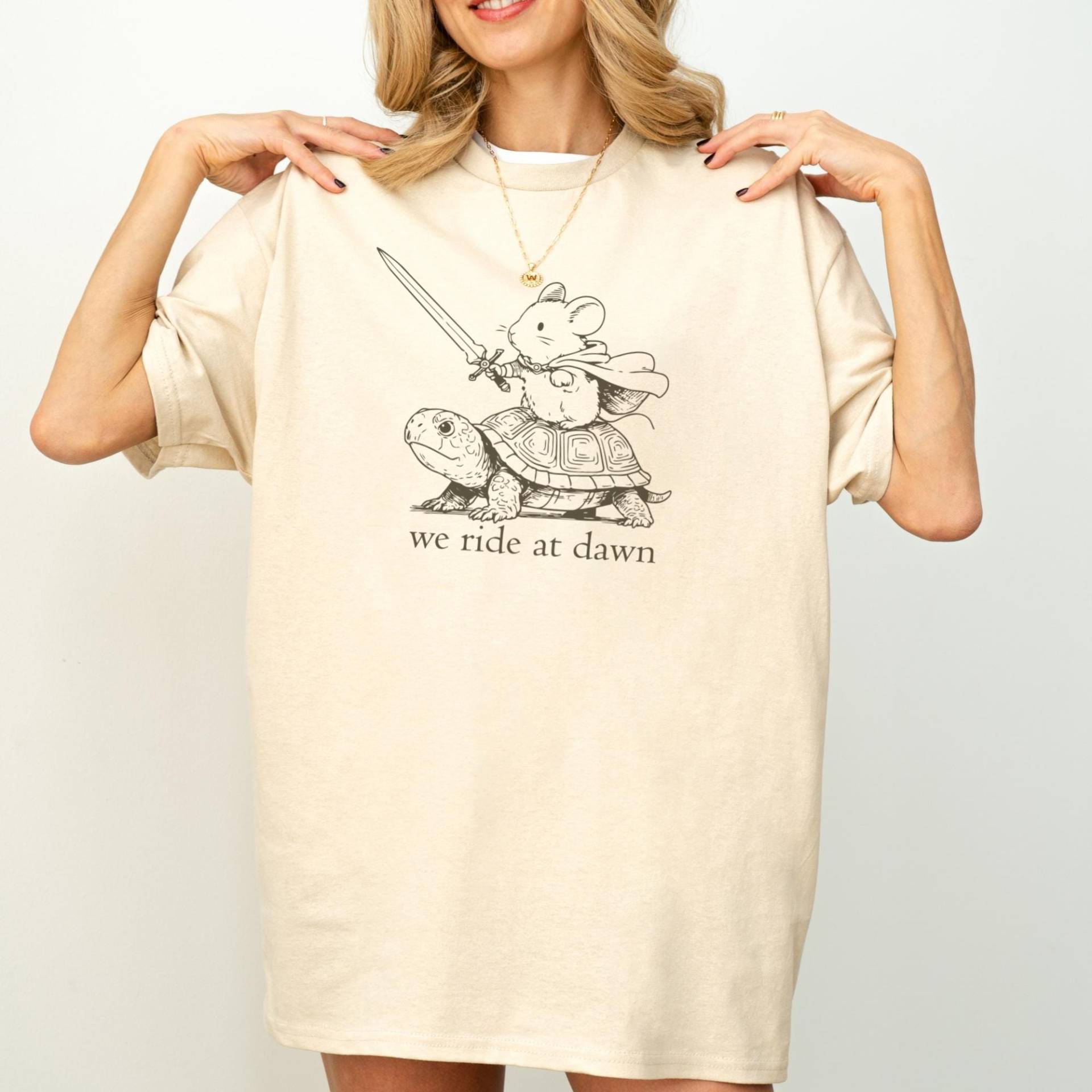 We Ride At Dawn T-Shirt Unisex, Witziges Meme Shirt, Maus Mit Schildkröte Weirdcore Shirt, Sarkastisch Spruch, Chaotic 90S Shirt von StudioVenusDE