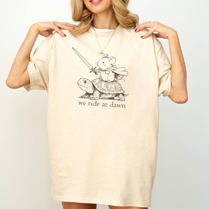 We Ride At Dawn T-Shirt Unisex, Witziges Meme Shirt, Maus Mit Schildkröte Weirdcore Shirt, Sarkastisch Spruch, Chaotic 90S Shirt von StudioVenusDE