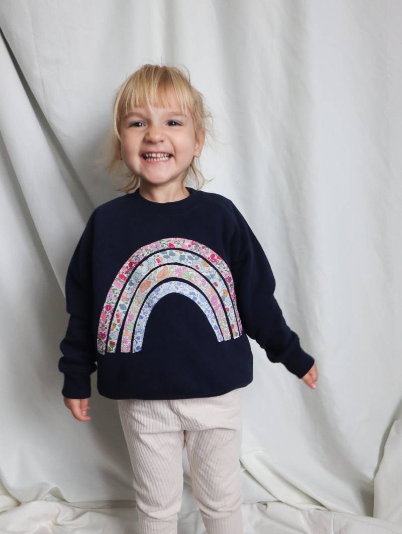 Liberty Fabric Regenbogen Kinder Sweatshirt, Mädchen Fleece Pullover von Studiomarloweshop