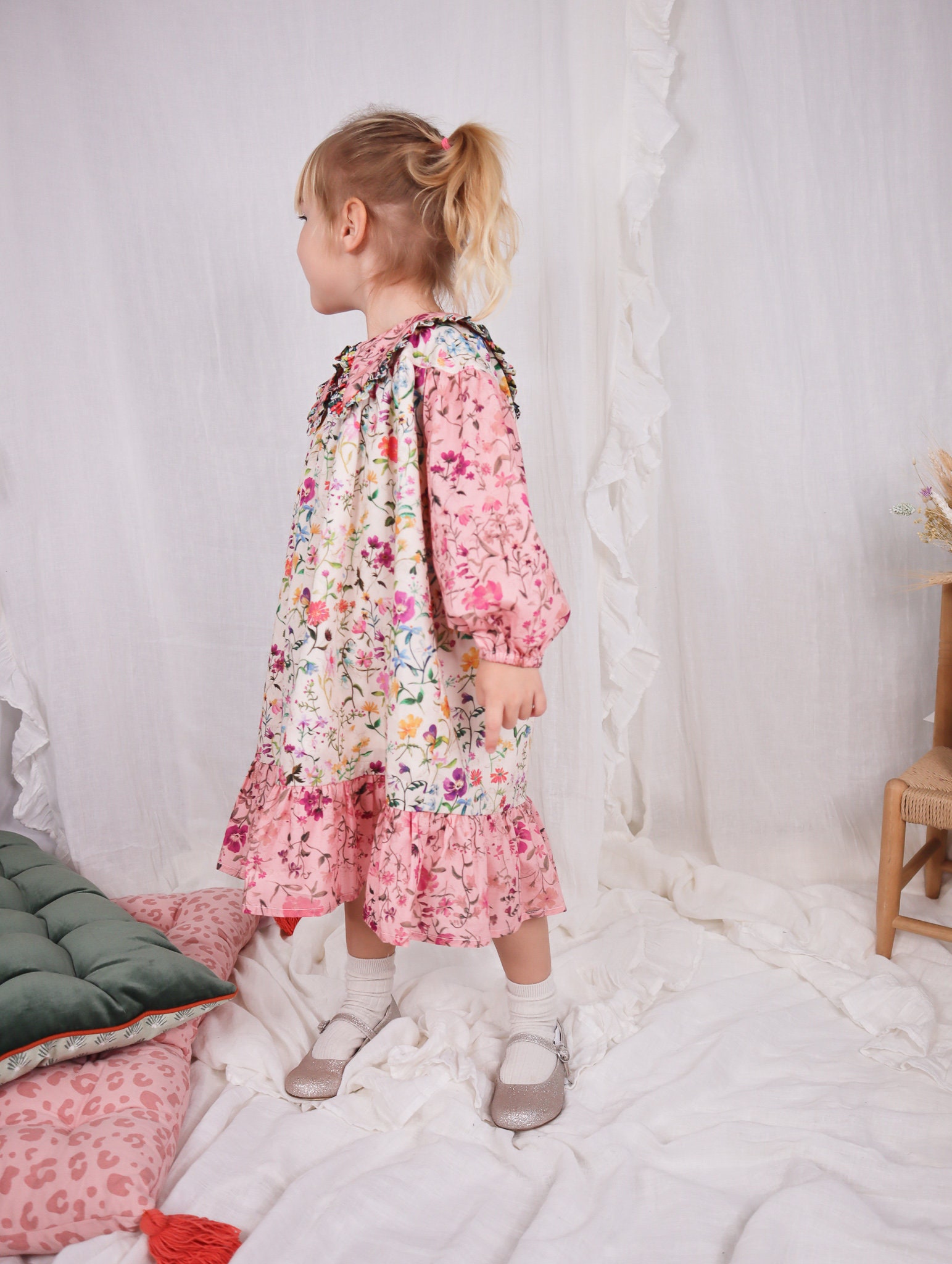 Liberty London Mädchen Kleid, Leinen Garten Floral, Festliche Kleidung von Studiomarloweshop