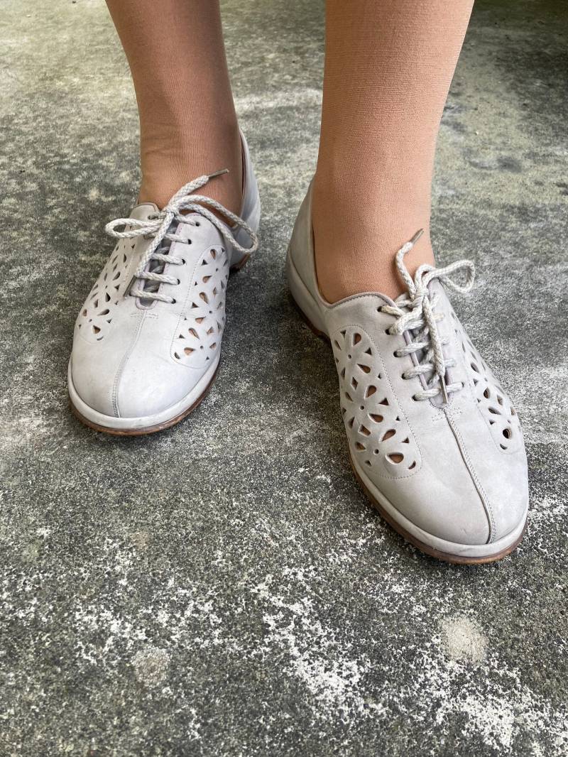 Vintage 1950Er Jahre Weißgraue Nubukleder-Schnürschuhe, Ca. Eu36/37 Vintage 1950Er Jahre Weißgraue Nubukleder-Schnürschuhe, Ca. Eu36/37 von StuffOfStyle