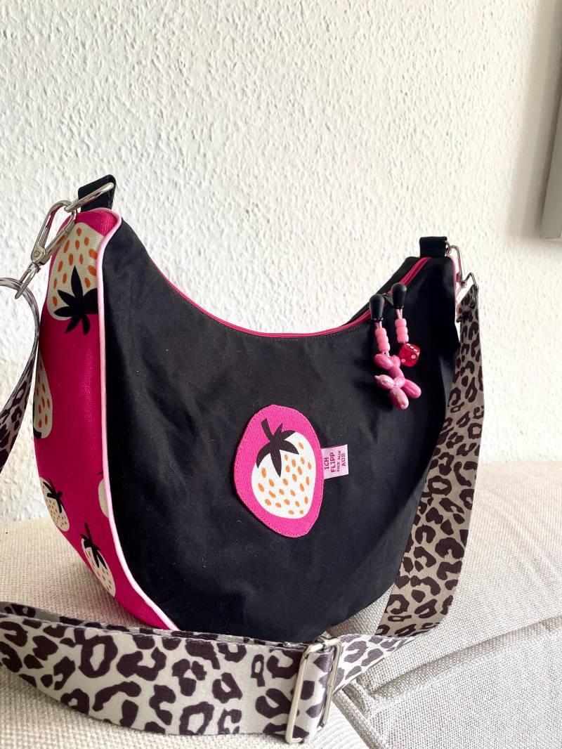Bananentasche M Erdbeeren Pink von StuffandButtonBags