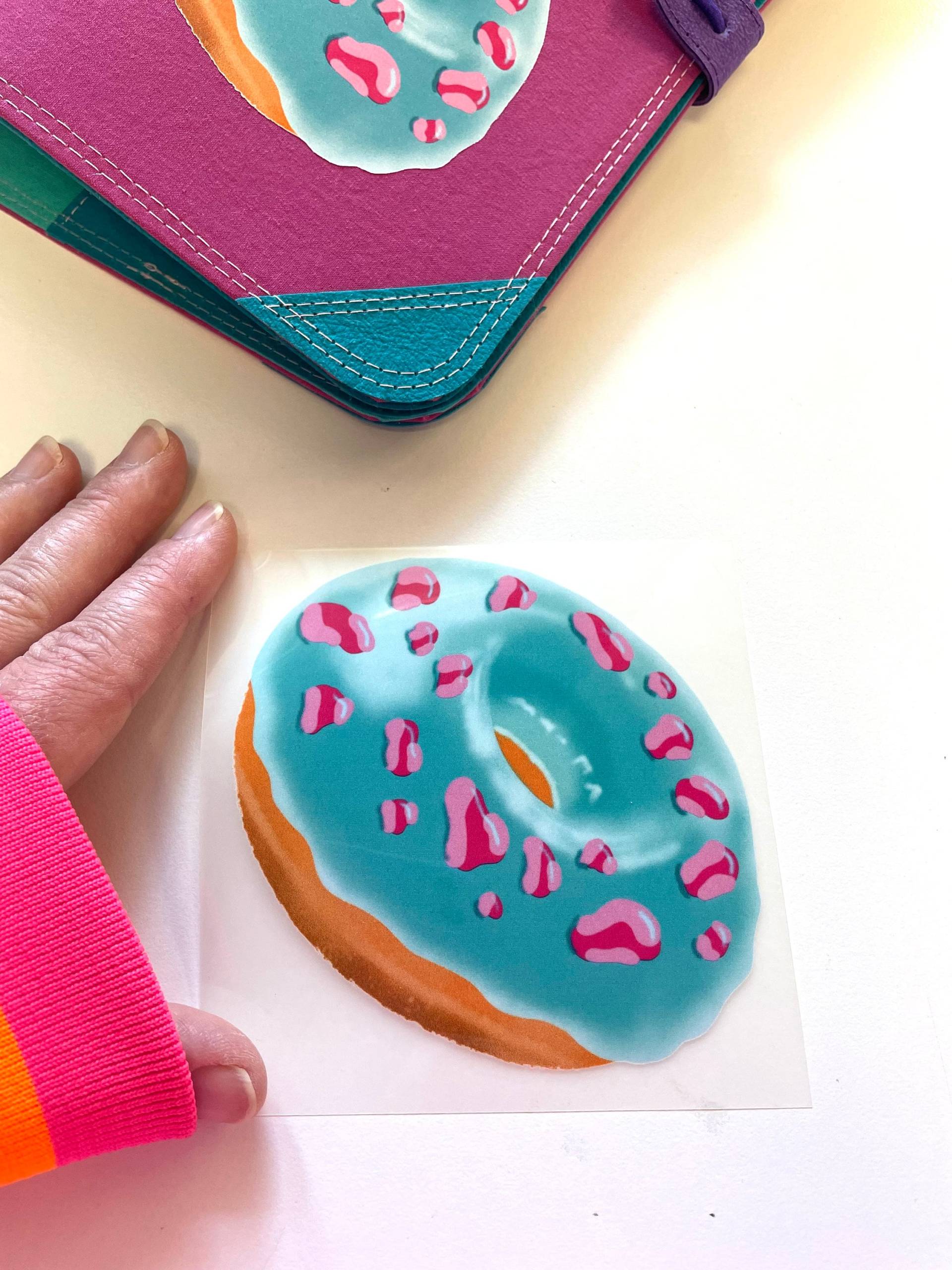 Bügelbild Donut Türkis Mit Leo-streusel Bügelbild Donut Türkis Mit Leo-streusel von StuffandButtonBags