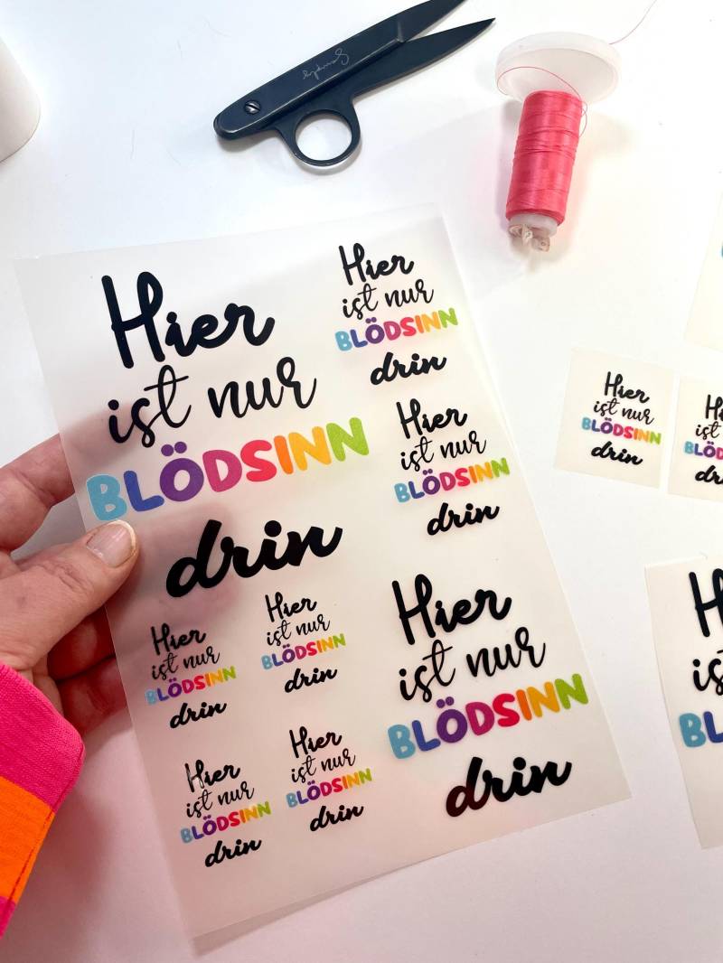 Bügelbilder Hier Ist Nur Blödsinn Drin Bunt von StuffandButtonBags