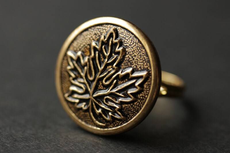 Ahornblatt Ring. Vergoldeter Blatt Natur-Ring. Knopfring. Verstellbarer Handgemachte Handmade Schmuck von StumblingOnSainthood