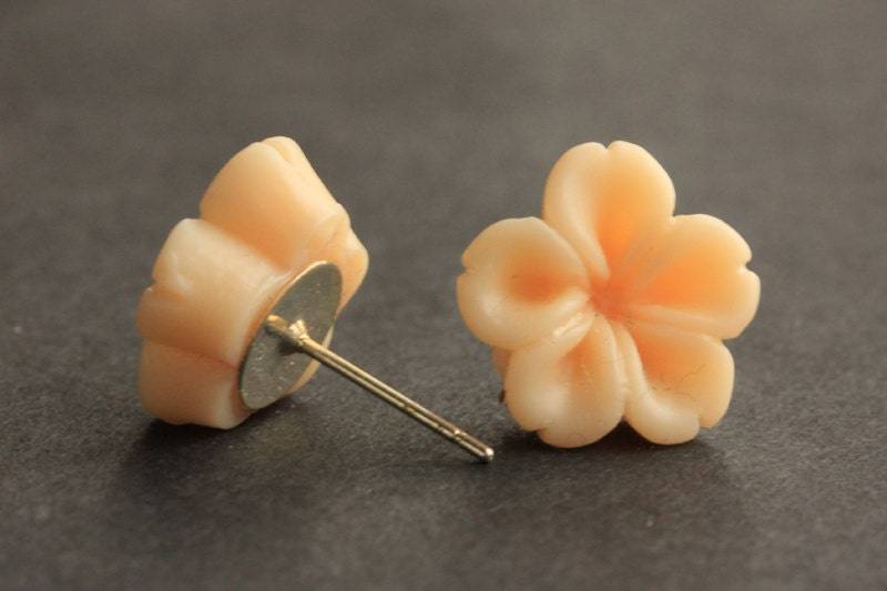 Apricot Blumen Ohrringe. Silber Ohrstecker. Innie Blume Knopf Schmuck. Handmade von StumblingOnSainthood