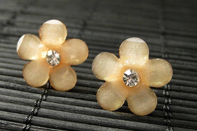 Apricot Gelb Gänseblümchen Ohrringe. Strass Blüten Ohrringe An Silber Ohrsteckern. Handmade Schmuck von StumblingOnSainthood
