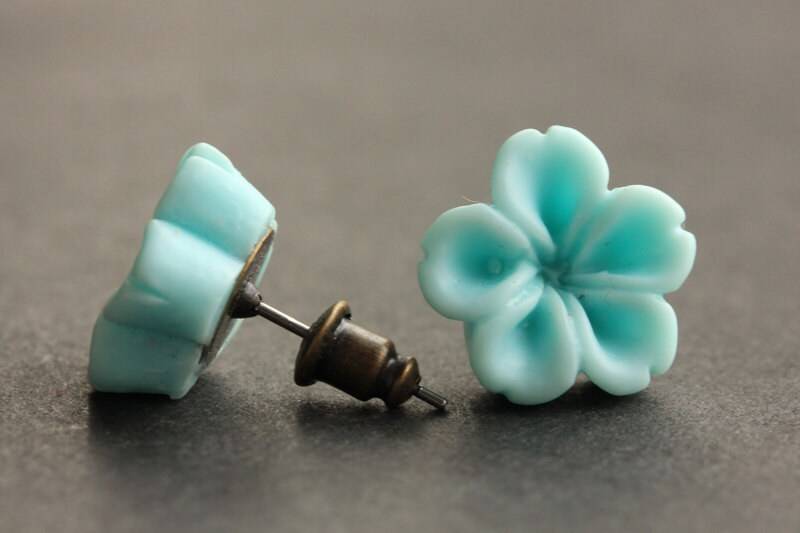 Aqua Blaue Blumen Ohrringe. Blau Bronze Ohrstecker. Innie Blume Knopf Schmuck. Handmade von StumblingOnSainthood