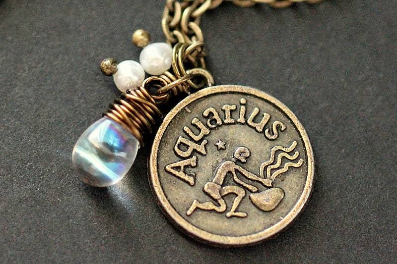 Aquarius Astrologie Halskette. Sternzeichen-Halskette Mit Glastropfen Und Perle. Horoskop Handmade Schmuck von StumblingOnSainthood