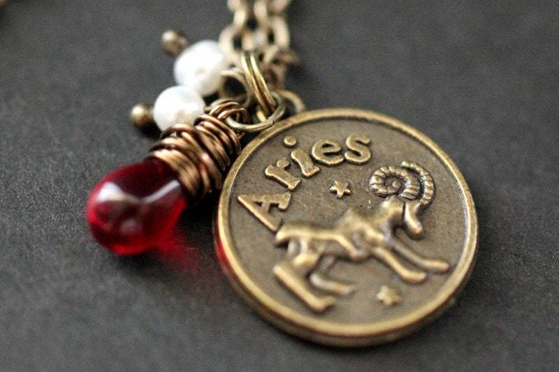 Aries Astrologie Halskette. Sternzeichen-Halskette Mit Glastropfen Und Perle. Widder Horoskop Handmade Schmuck von StumblingOnSainthood
