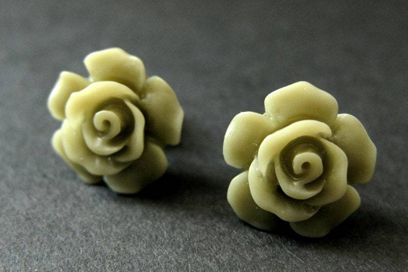 Armee-Grüne Blumen-Ohrringe. Khaki Grün Ohrringe. Gardenia Blumen Bronze Ohrstecker. Grüne Rose Handgefertigte von StumblingOnSainthood