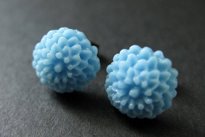 Baby Blau Mini Mum Ohrringe. Blaue Bronze Ohrstecker. Blumen Kleine Post Handmade Schmuck von StumblingOnSainthood