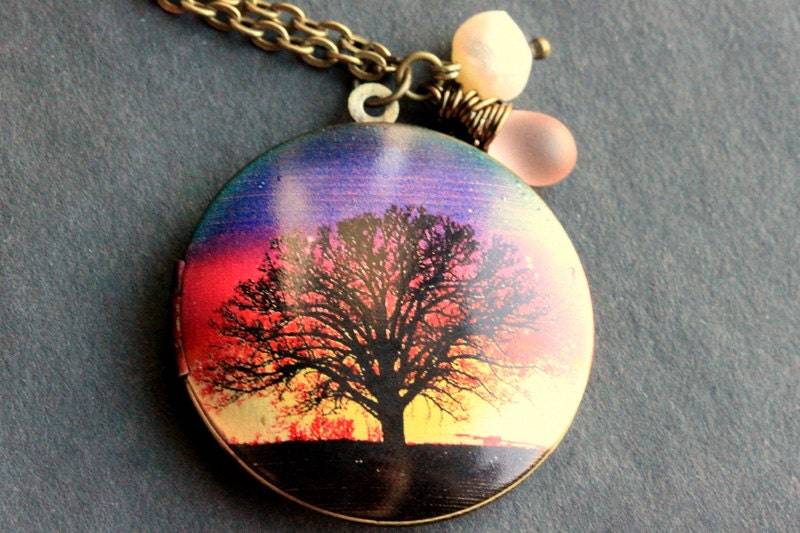 Baum Locket Halskette. Sonnenuntergang Halskette Mit Pink Teardrop Und Süsswasserperle. Handmade Schmuck von StumblingOnSainthood