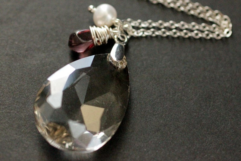 Bergkristall Halskette. Kristall Teardrop Halskette Mit Glastropfen Und Süsswasserperle. Handmade Schmuck von StumblingOnSainthood