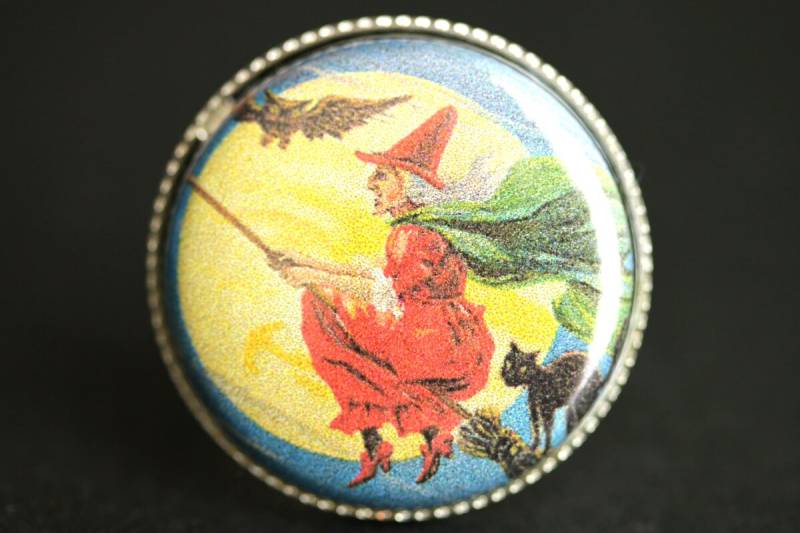 Besenflug Halloween Ring. Fliegende Hexe Vintage Print Knopfring. Verstellbarer Silber Schmuck. Handgemachte von StumblingOnSainthood