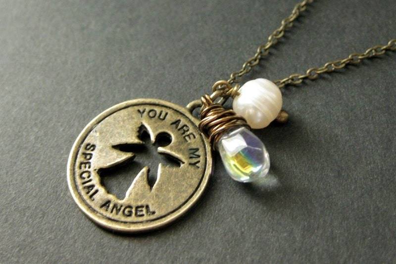 Besondere Engel Kette in Bronze Mit Draht Gewickelt Tropfen Und Süßwasserperle. Handmade Schmuck von StumblingOnSainthood