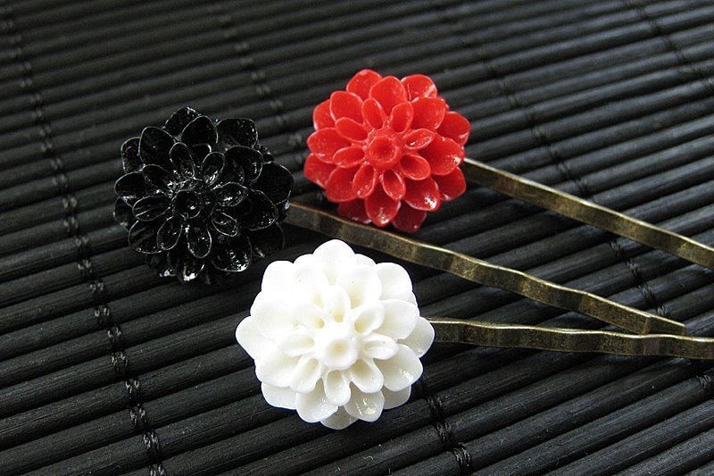 Black Tie Event Inspirierte Blumen-Haarspangen in Rot, Schwarz Und Weiß. Handgefertigt von StumblingOnSainthood