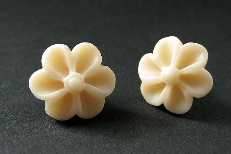 Blass-Apricotfarbene Blumenohrringe Mit Bronze Ohrsteckerpfosten. Outie Knopf Blume Schmuck. Handmade von StumblingOnSainthood