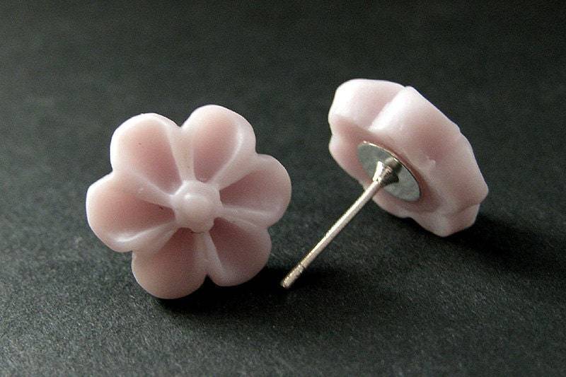 Blass Lila Blumen Ohrringe Mit Silber Ohrstecker. Outie Knopf Blume Schmuck. Handmade von StumblingOnSainthood