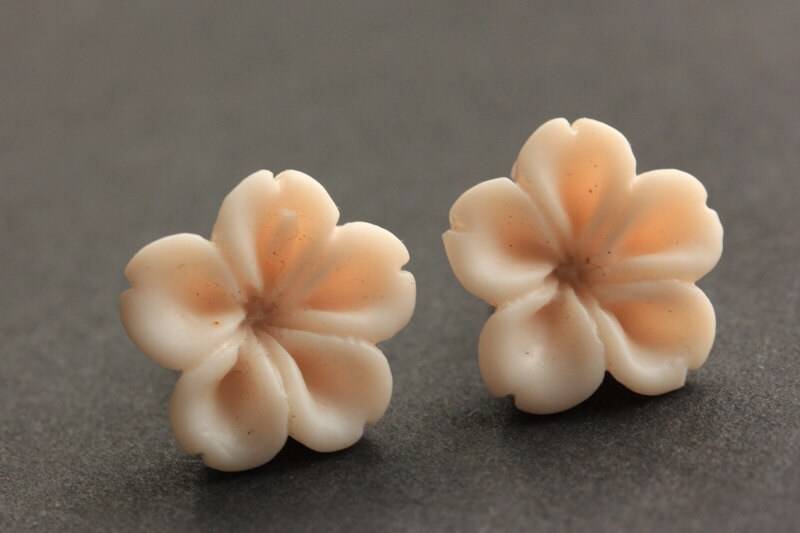 Blass Rosa Blumen Ohrringe. Hellrosa Bronze Ohrstecker. Innie Blume Knopf Schmuck. Handmade von StumblingOnSainthood