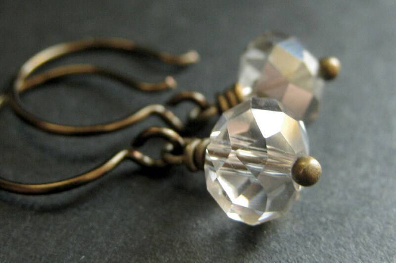 Blasse, Taupefarbene Kristallohrringe. Taupe Ohrringe. Bronze-Ohrringe. Baumeln Handmade Schmuck von StumblingOnSainthood