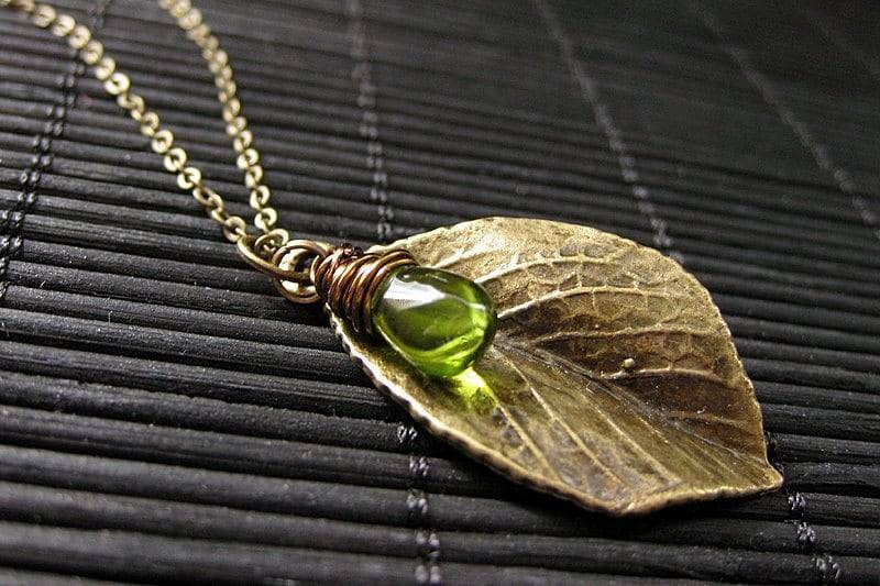 Blatt Kette in Bronze. Charm Halskette Mit Draht Gewickelt Glas Teardrop Charm. Handmade Schmuck von StumblingOnSainthood