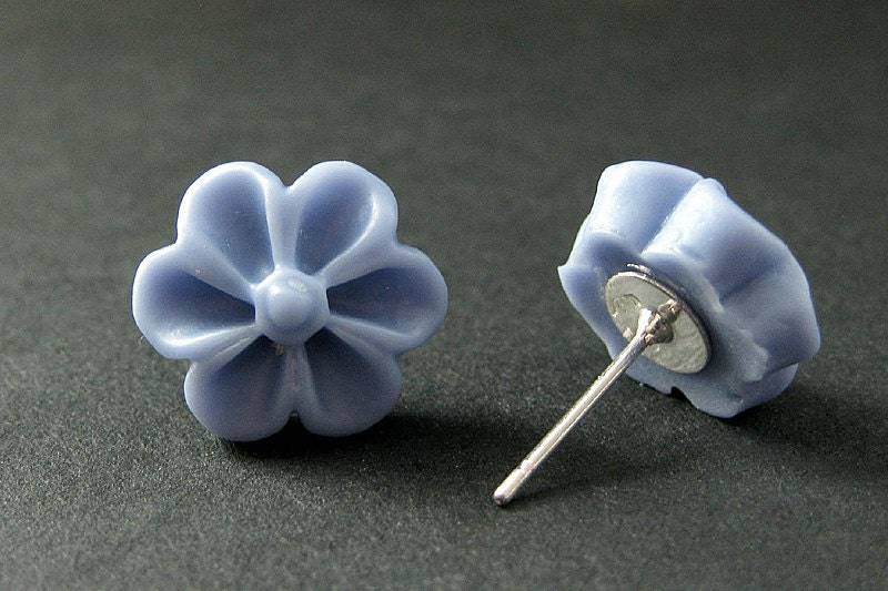 Blaue Blume Ohrringe Mit Silber Ohrsteckern. Outie Knopf Schmuck. Handmade von StumblingOnSainthood