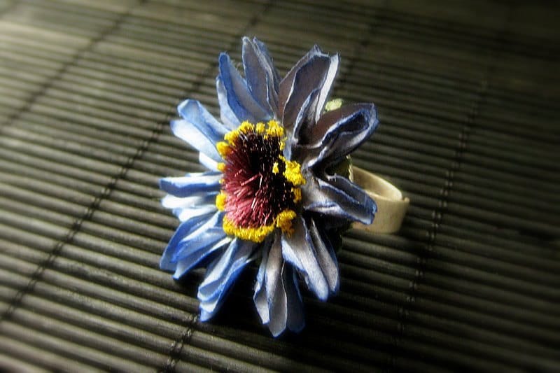 Blaue Blumenring Mit Blauer Daisy Papierblume Und Verstellbarer Ringbasis Aus Gealtertem Silber. Handmade Schmuck von StumblingOnSainthood