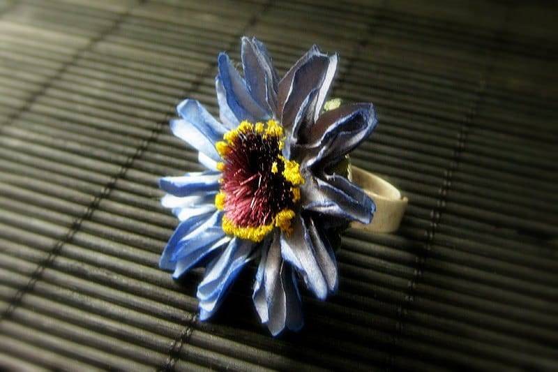 Blaue Blumenring Mit Blauer Daisy Papierblume Und Verstellbarer Ringbasis Aus Gealtertem Silber. Handmade Schmuck von StumblingOnSainthood