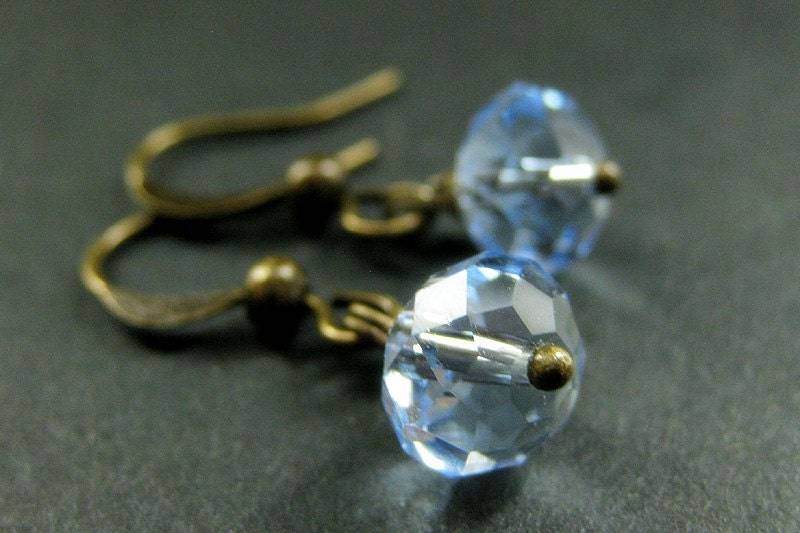 Blaue Kristall Ohrringe. Ohrringe in Hellblau. Handmade Schmuck von StumblingOnSainthood