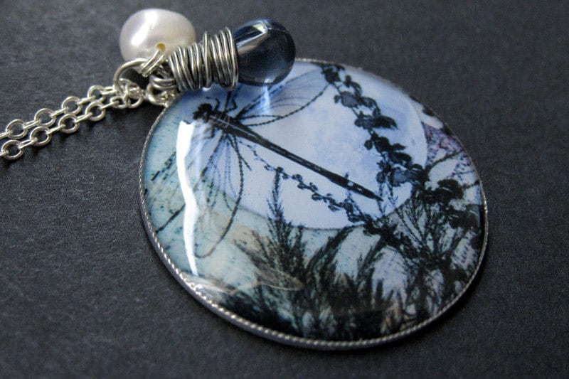 Blaue Libelle Halskette. Bettelkette Mit Dunkelblauer Träne Und Süßwasserperle. Handmade Schmuck von StumblingOnSainthood