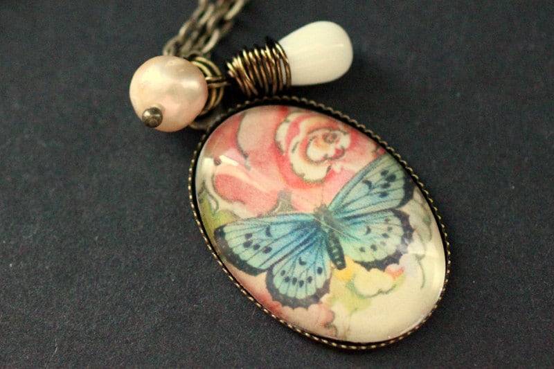 Blaue Schmetterling Halskette. Anhänger Mit Korallentropfen Und Rosa Süsswasserperle. Oval Charm Handmade Schmuck von StumblingOnSainthood